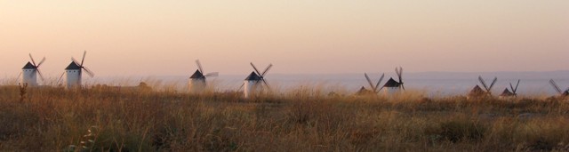 Molinos de Campo de Criptana, justo al amanecer. Así los descubrió don Quijote.